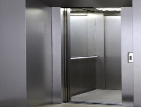 Лифты в бизнес-центре Стенд