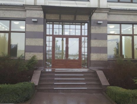 Вход в бизнес-центр Владимирский