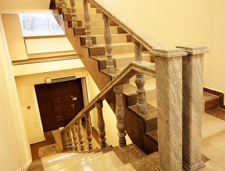 Лестница в офисном центре Бехтеревский переулок 12