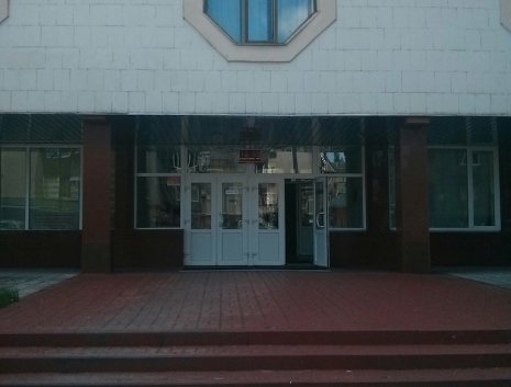 Вход в офисное здание на ул. Святошинской, 2